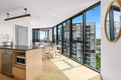 Image de City Chic Living w/ Sunset Views 2bd+1 Studio Apt