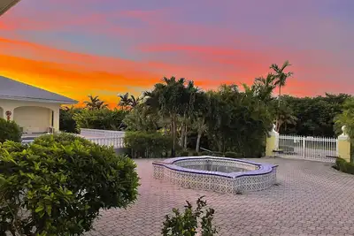 Image de The Xanadu Tradewinds, Home Away to Paradise 8000 sq ft of privacy and a Pool.