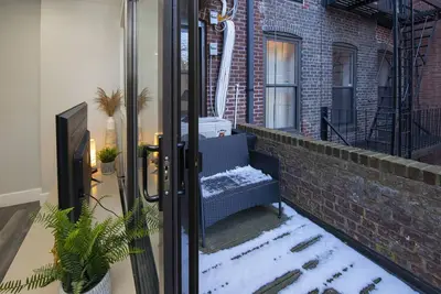 Image de Sophisticated Midtown Oasis: Luxe 4-Bedroom Duplex