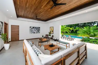 Image de Brand new modern luxury home, pool, beach club membership, daily housekeeping