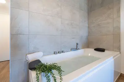 Image de Studio rénové avec jacuzzi et vue sur le golfe de Roses