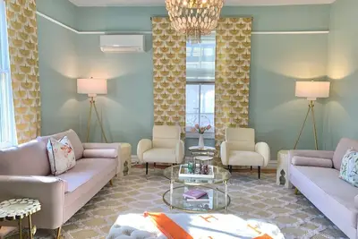 Image de Welcome to The Pop Inn! This renovated Victorian has been designed for fun with guests in mind