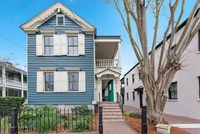 Image de Charming Downtown - 5 Bedroom Historic Home