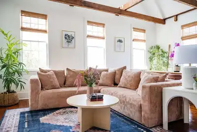 Image de Renovated 3 Bedroom Gem Near King Street!