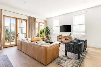 Image de King Street! Sophisticated 4br Downtown Abode