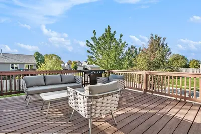 Elegant Escape-Fenced Yard, Bbq & Cozy Fire Pit!