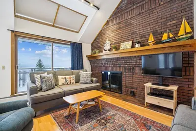 Image de Sunrise Village East Glade B2: Ski in/ski out right from your 3 bedroom condo