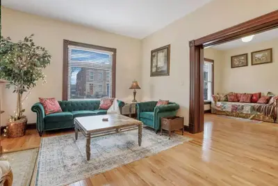 Image de Modern Elegance in Historic District