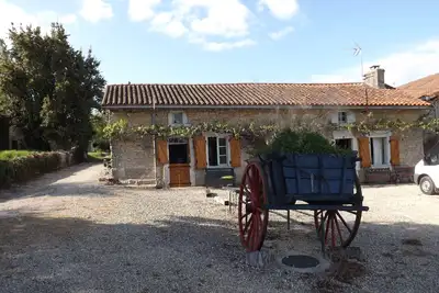 Image de Rustic rural cottage with gravel garden and extensive grounds