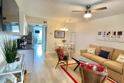 Image de Top floor unit with water view from bedroom!