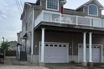 Image de 5 Br, 3 Ba Townhouse located just steps from Avalon's business district!