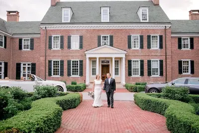 Image de 12 Bedroom Waterfront Historic 1920 Mansion! Pool, hot tub and 400 acres!