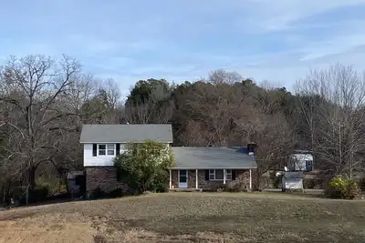 Image de 4 Bedroom 2. 5 bath 2600 Sq. foot home master down stairs, faces west!