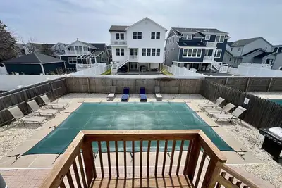 Image de Broad112 | One of the Largest rentals in town! 3 Story, Private Pool by Shore Points Vacations