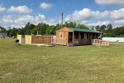 Image de Quiet Cabin with Owa theme park, shopping, dining and the beach minutes away.