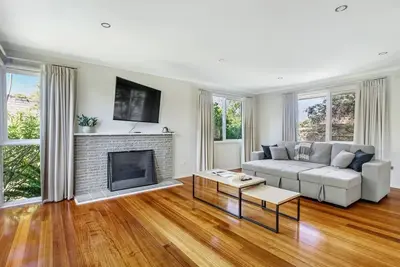 Image de Sunlit Suburbia A Breezy Abode in Glen Waverley