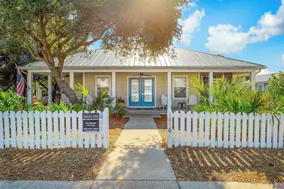 Image de Sea Breeze Cottage - Crystal Beach Cottages, Destin, Community Pool, Near Beach!