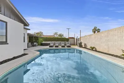 Image de Cactus Cooler Resort > Heated Pool > Jacuzzi > Chef Kitchen > 1. 5m to Downtown!