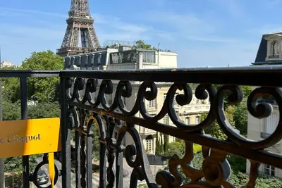 Image de Rare - 175sqm Eiffel Tower view Haussmannien 4-bedroom apartment in 7th arrond.