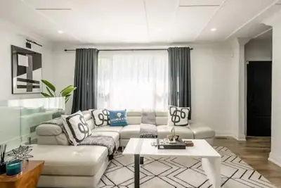 Image de Gorgeous 4br Villa with pool in a prestigious Neighborhood in Port Credit Miss