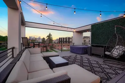 Image de Rooftop + pool table + hot tub near Broncos Stadium!
