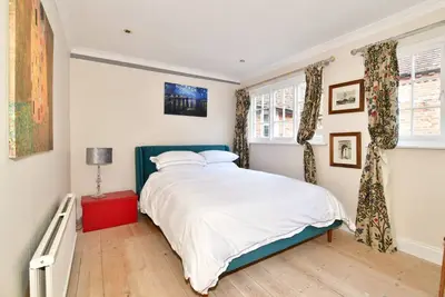 Image de A beautiful, charming & deceptively spacious converted barn in a quiet location\n