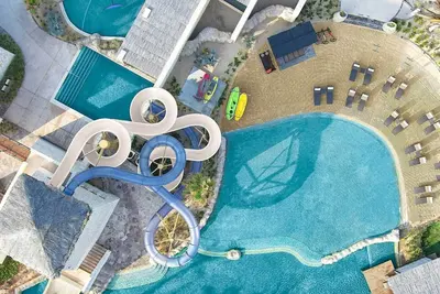 Image de Paradise 2 Bedroom Penthouse with Golf Course, Waterslides, & Rope Swing!
