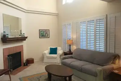 Image de Light and bright townhome on golf course, super close to hiking trails!