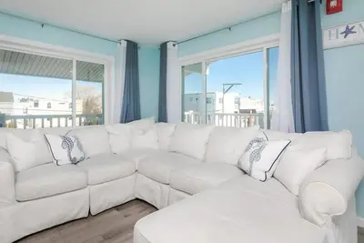 Image de Short stroll to the beach! Newly renovated, 3 bedroom condo, wrap around porch