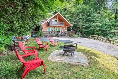 Image de Rustic cabin, conveniently located with amazing views. Pet friendly!