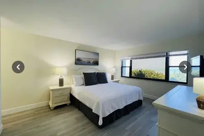 Image de Newly renovated beach front condo just steps from the beach and pool!