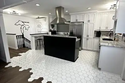Image de Elegant 3 Bedroom Home, With Pool table, Foosball Table, and Sauna, and More.