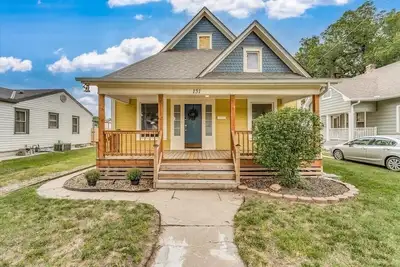 Image de Perfectly located historic bungalow in Wichita's Delano district. Pet-friendly!