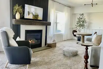 Image de Cozy country basement studio apartment, with a large yard and woods.