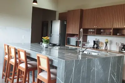 Image de Casa em Búzios Toda Mobiliada e com Garagem Para 02 Veículos, Aceita Pets