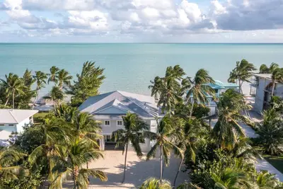 Image de Ocean Front Villa, 3/4's acre of private beach! Serenity, Retreat, Island Life!