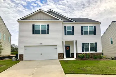 Image de Cozy family home with backyard putting green - just 5 min from the Masters!