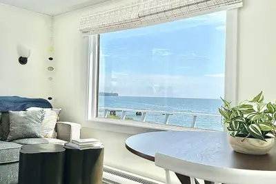 Image de 2 Br Beachfront Home + Large Deck [Harbor Hideout]