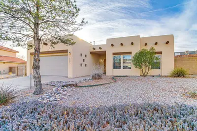 Image de Spacious 4-bedroom house in sunny Albuquerque; your home away from home.