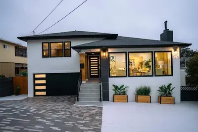 Image de Modern Coastal Retreat with Ocean Views with pool table up to 19 guests