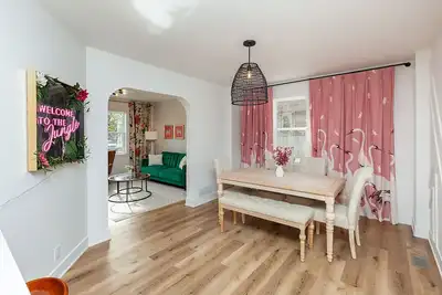 Image de The Jungle! Stylish, newly remodeled home with room for your family or friends!