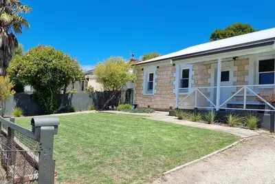 Image de Quirky Pet friendly Historic Railway Cottage. Centre of town!