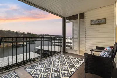 Image de The Sunrise Suite – Waterfront Screened Balcony w/Pool!
