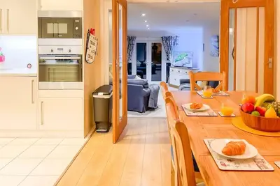 Sanderling Westbrook · Beautiful Margate Coastal Home with Parking By Adliv