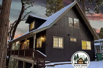 Image de Black Cedar Retreat-Modern Cabin • A/C • Fast Wi-Fi • Gaming Bunkroom