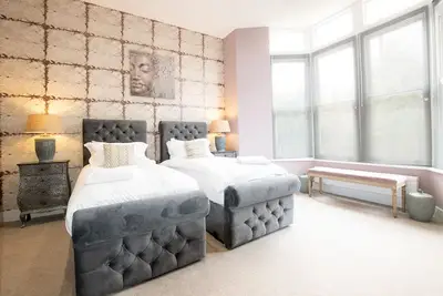 Image de Your Apartment | Bristol Rowan Tree - No. 4