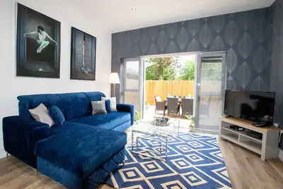 Image de Your Apartment | Bristol Rowan Tree - No. 1