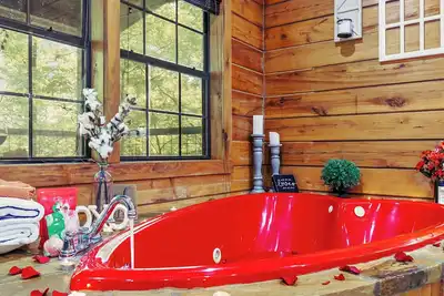 Image de Enchanted Romance: Heart-Shaped Tub, Hot Tub, Private, Pets, Mountain Views