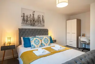 Image de Modern 4 Bed House-Free Parking