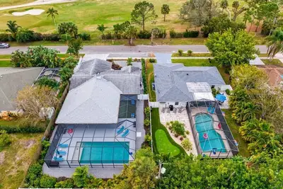 Image de 2 Amazing Side by Side Houses | Sleeps 21